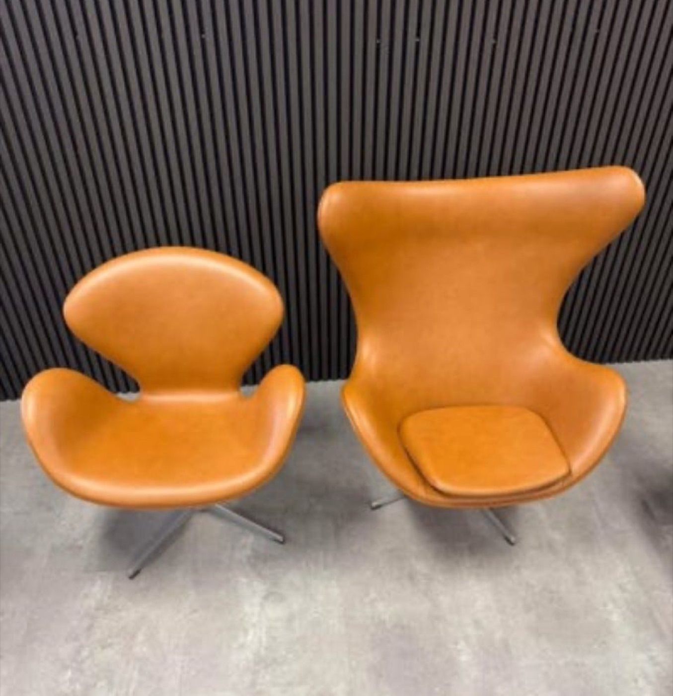 Svanen 3320, nypolstret i cognac Calvados-skinn — Arne Jacobsen, fra arkivet