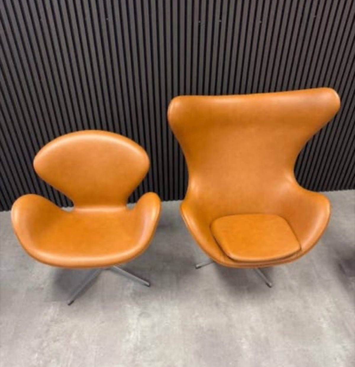 Svanen 3320, nypolstret i cognac Calvados-skinn – bilde 1