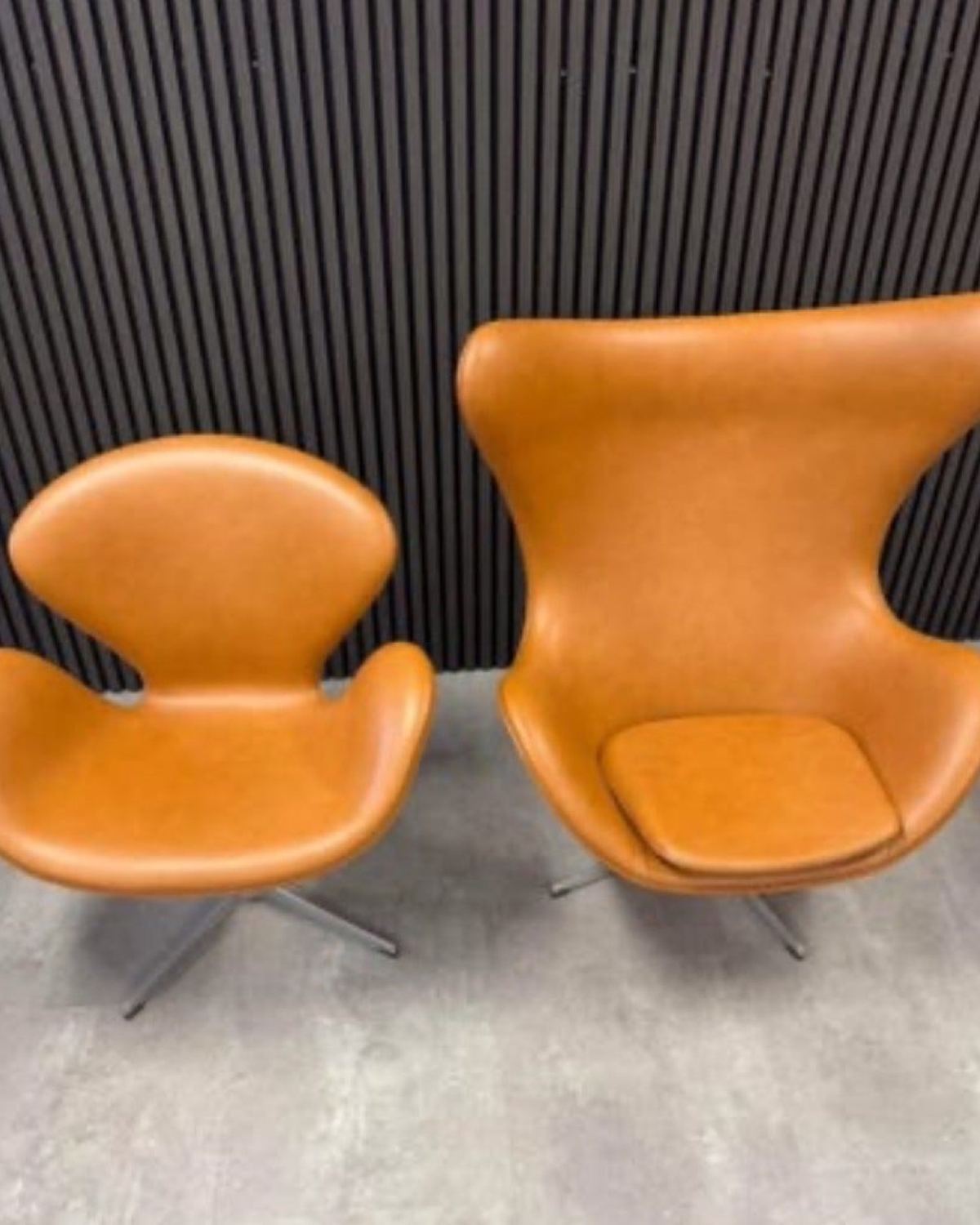 Svanen 3320, nypolstret i cognac Calvados-skinn — Arne Jacobsen, fra arkivet
