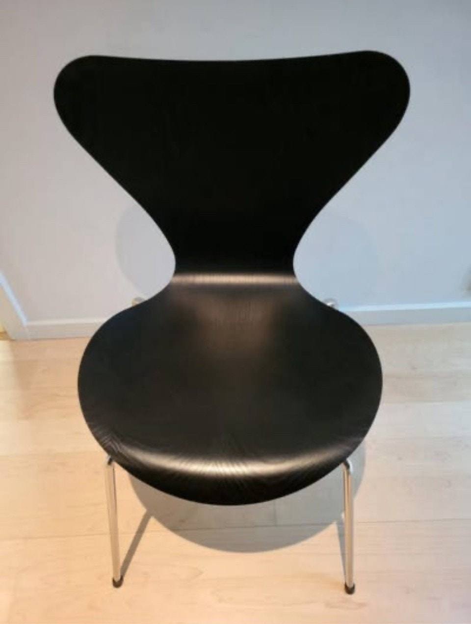Fritz Hansen Arne Jacobsen Series 7 Stol Svart Trefiner og Chrome – bilde 2