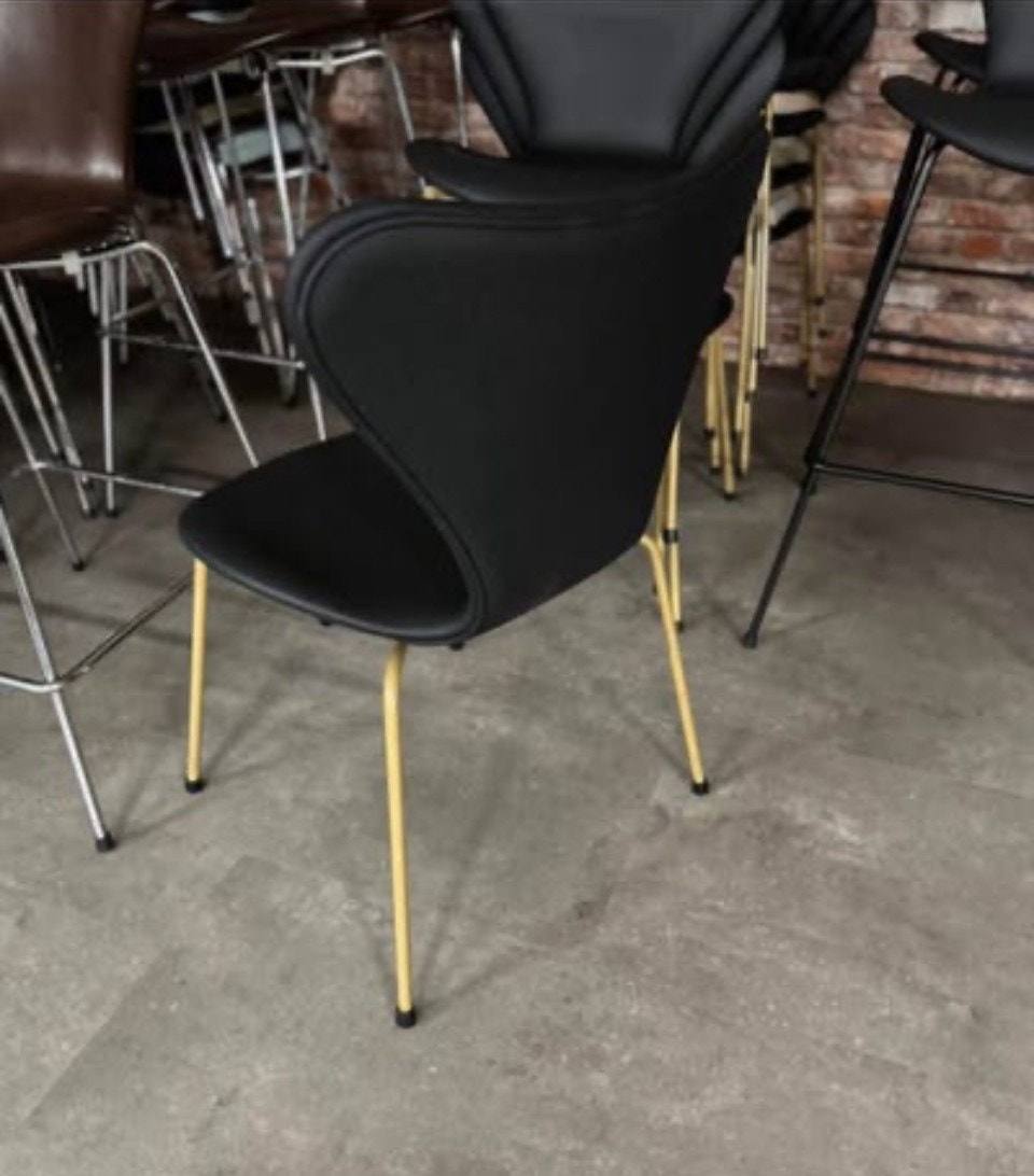 Fritz Hansen 3107 med pulverlakkert stell i messing farge – bilde 5