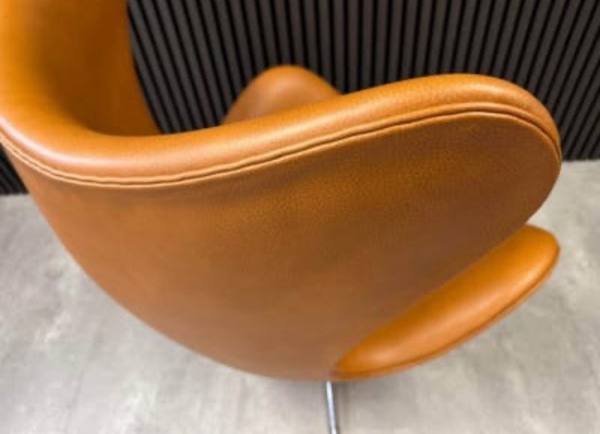 originalt Æg model 3316 af Arne Jacobsen Nypolstret i Cognac – bilde 4