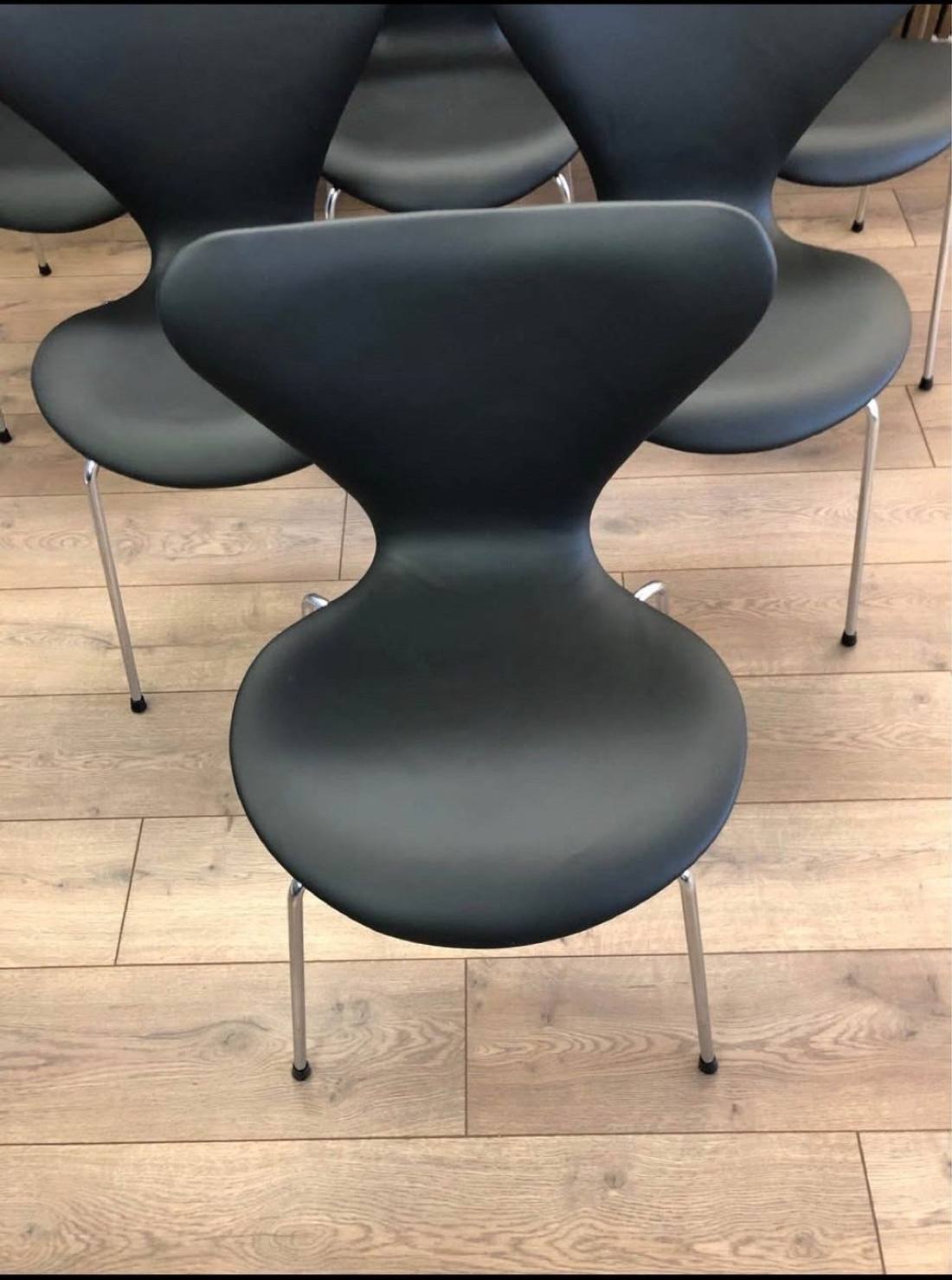 Syveren 3107 og 3207, nypolstret i sort semianilinskinn – bilde 1