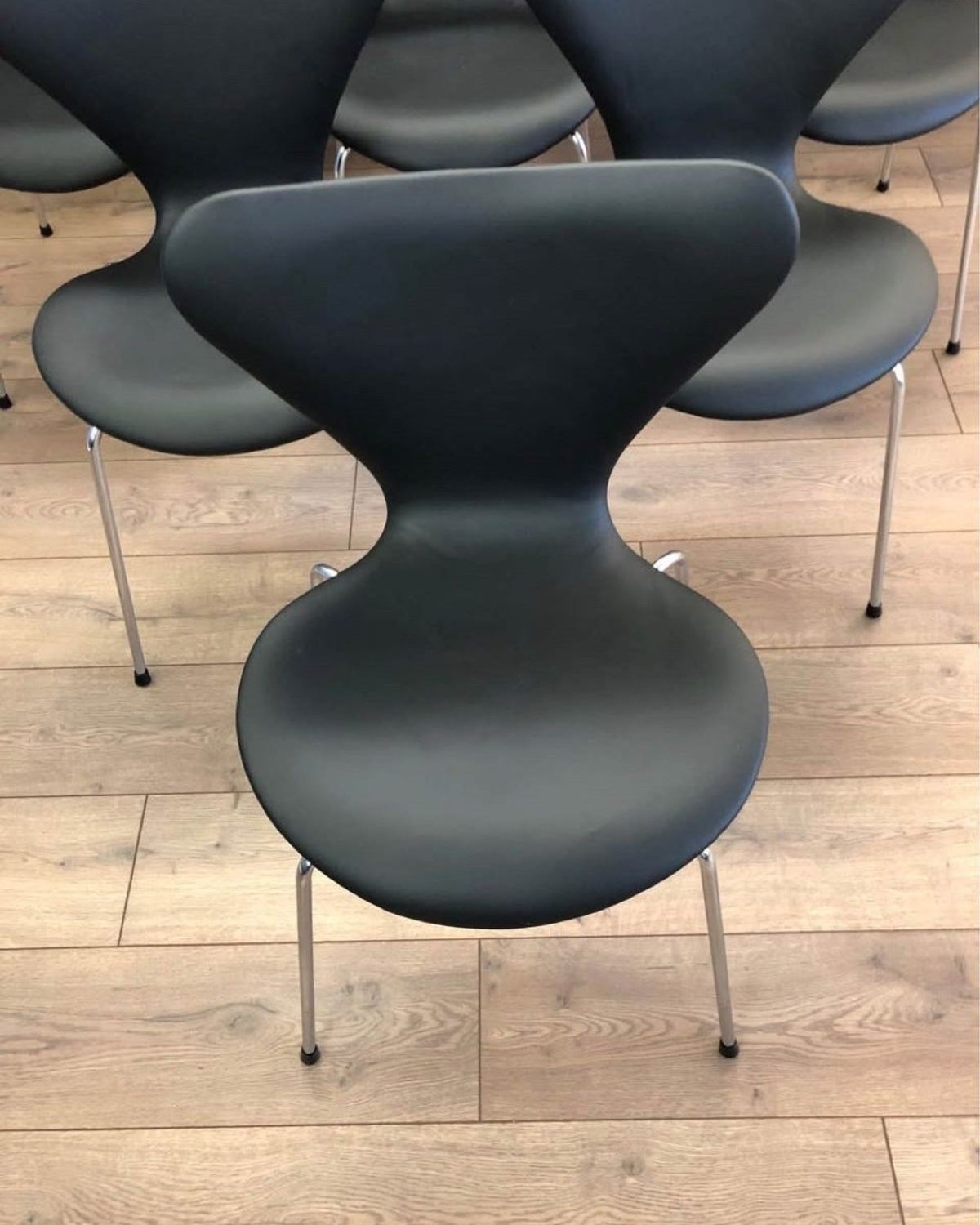 Syveren 3107 og 3207, nypolstret i sort semianilinskinn – bilde 1