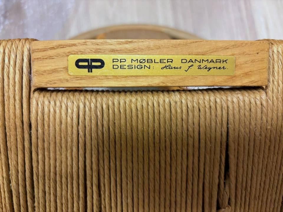 Merket på rammen ved setet: «PP Møbler Danmark — Design: Hans J. Wegner».