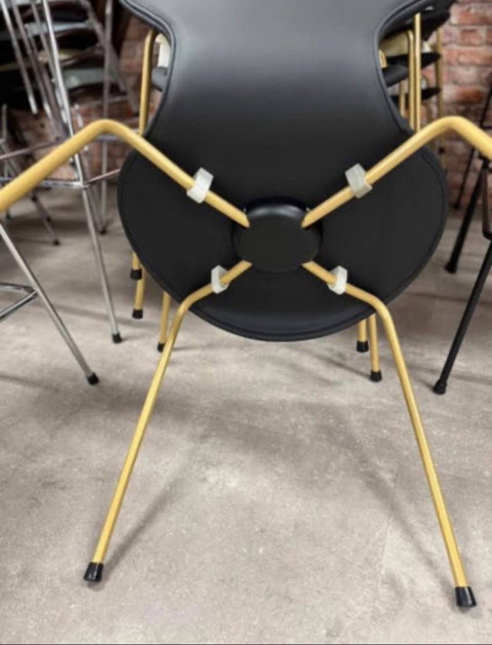 Fritz Hansen 3107 med pulverlakkert stell i messing farge – bilde 6