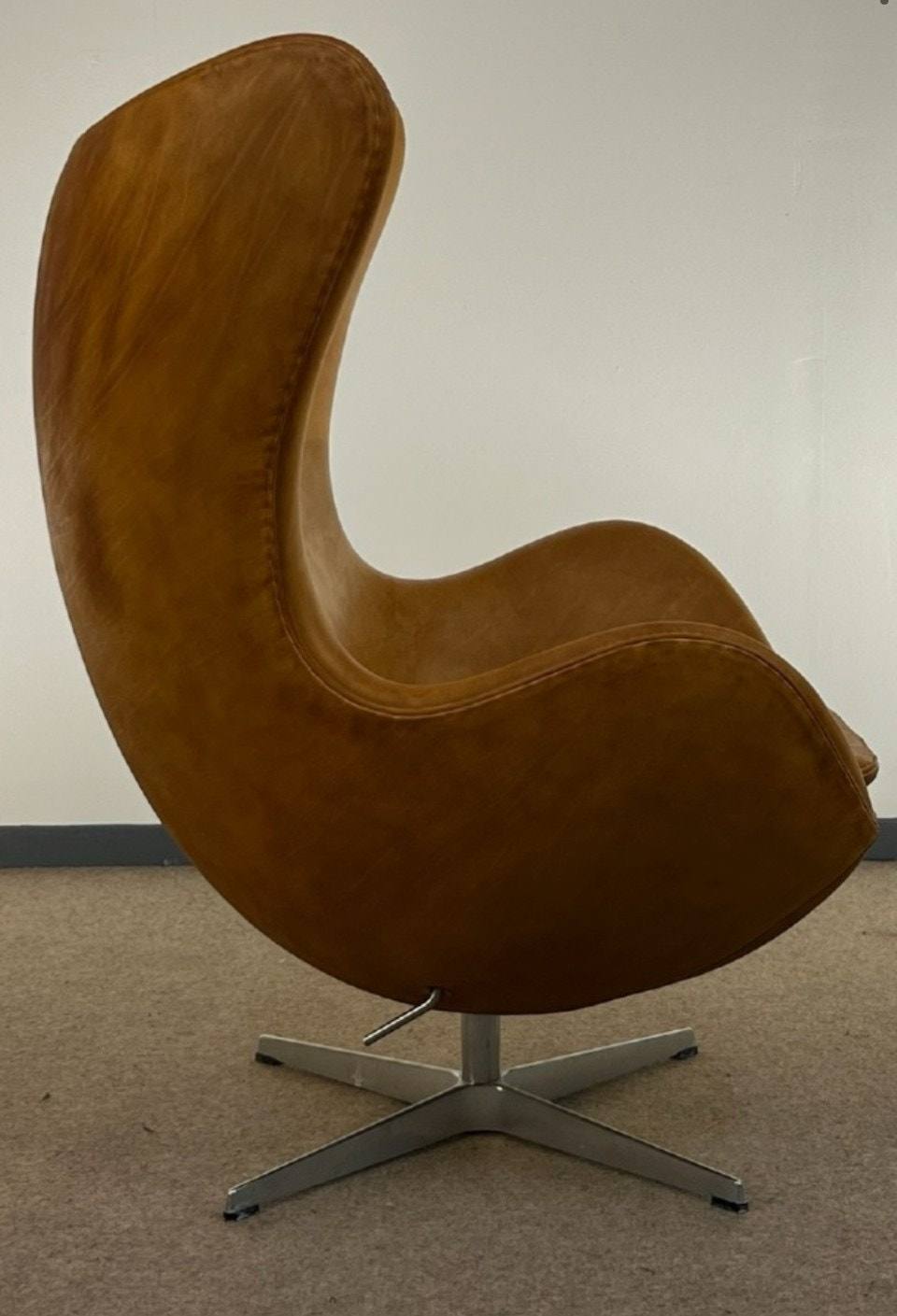 Fritz Hansen Arne Jacobsen Egg Stol cognac skinn – bilde 4