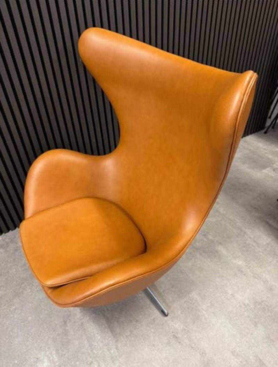 originalt Æg model 3316 af Arne Jacobsen Nypolstret i Cognac – bilde 3