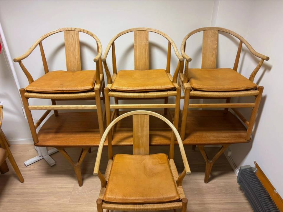 Alle fire stolene stilt opp ved siden av hverandre, tre bakerst og én foran.