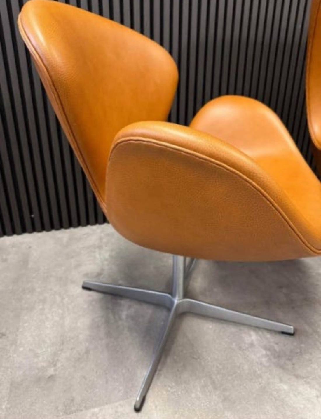 Svanen 3320, nypolstret i cognac Calvados-skinn – bilde 6