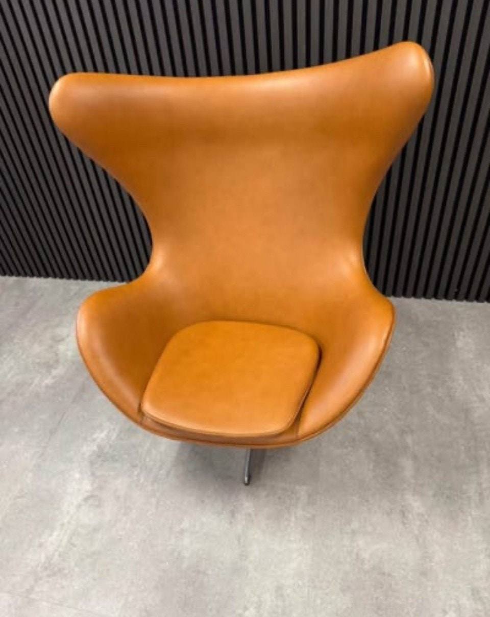 originalt Æg model 3316 af Arne Jacobsen Nypolstret i Cognac – bilde 2