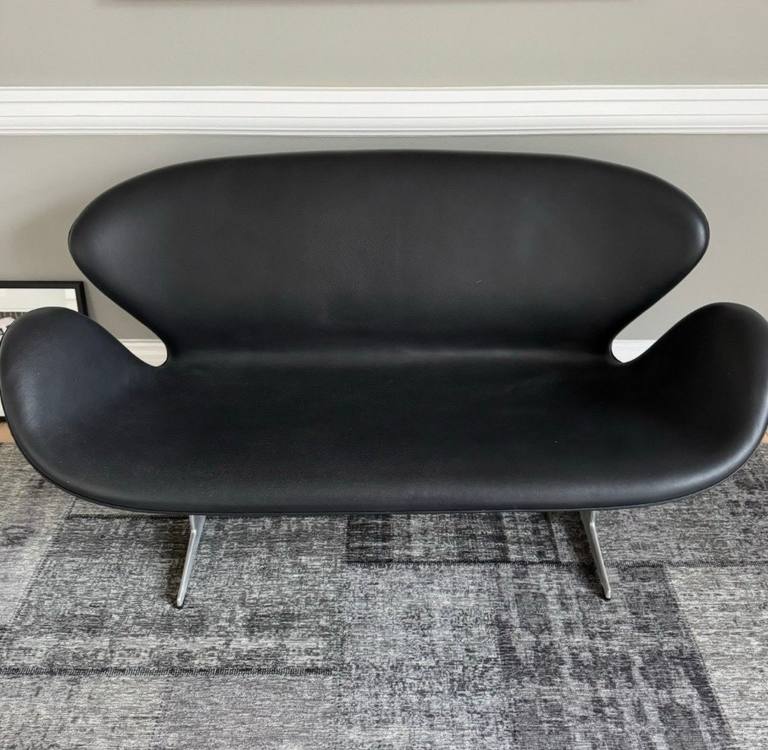 Arne Jacobsen 3321-2 seters svane sofa – bilde 3