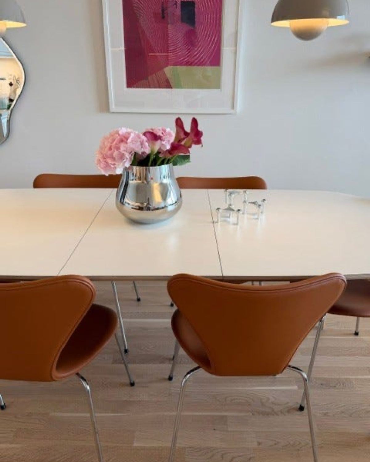 Syveren 3107, nypolstret i cognac semianilinskinn — Arne Jacobsen, fra arkivet