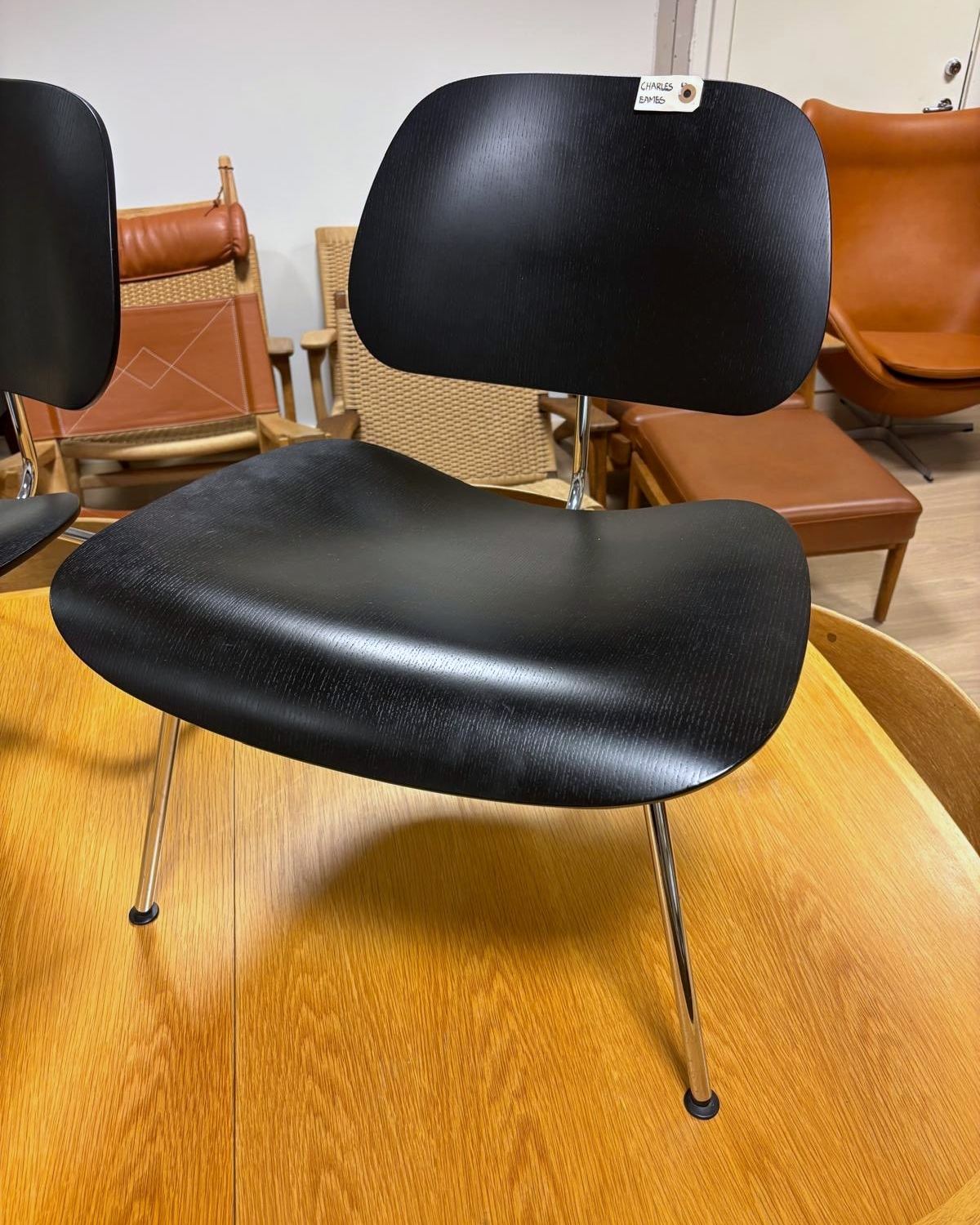 Én av stolene sett forfra, sort finer på forkrommet stålstell.