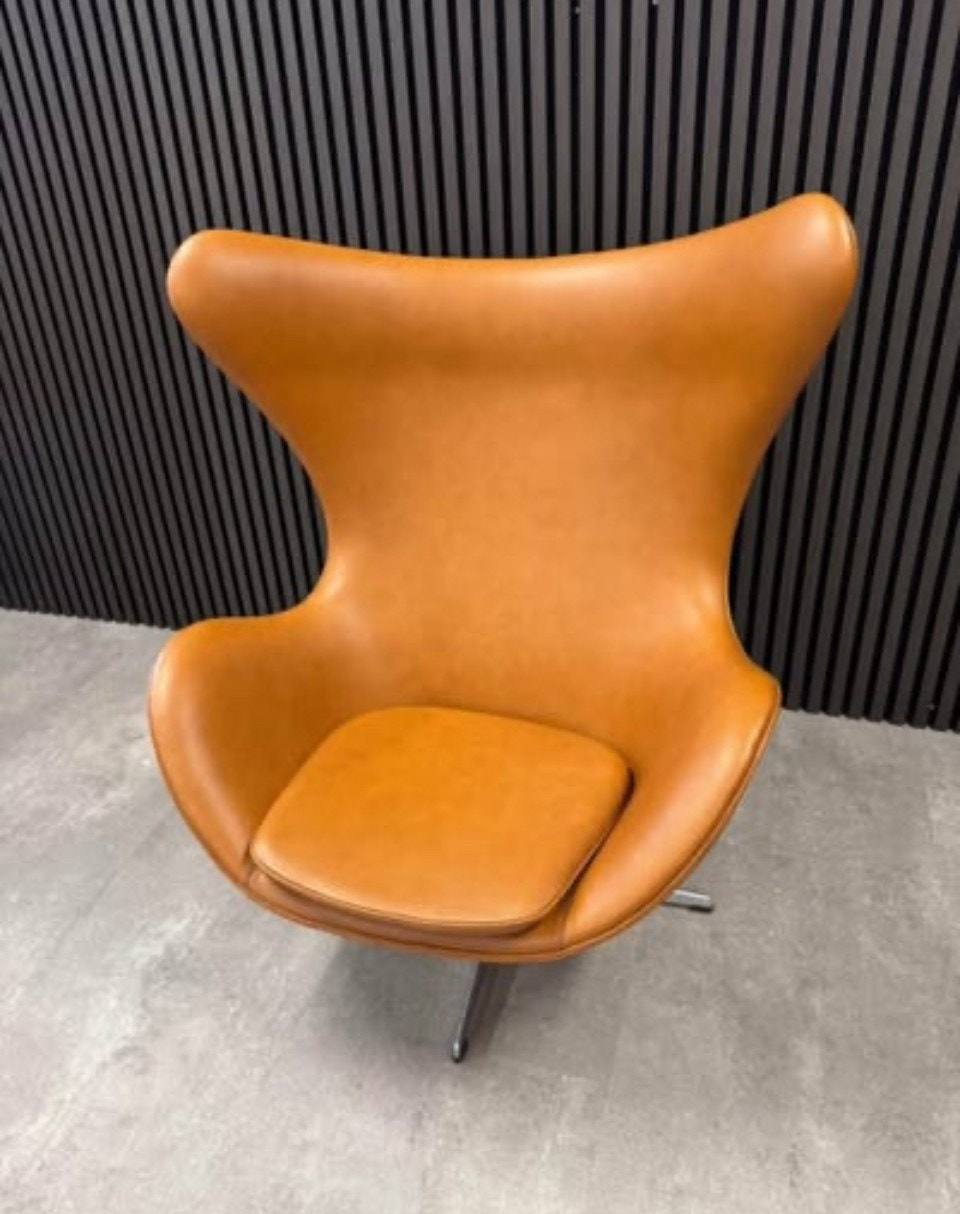 originalt Æg model 3316 af Arne Jacobsen Nypolstret i Cognac – bilde 1