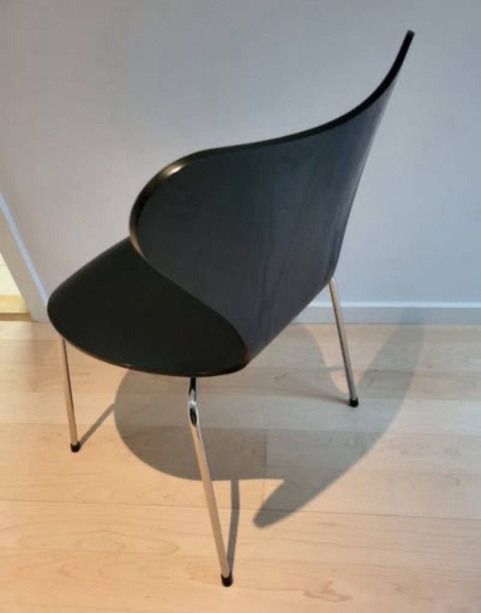 Fritz Hansen Arne Jacobsen Series 7 Stol Svart Trefiner og Chrome – bilde 1