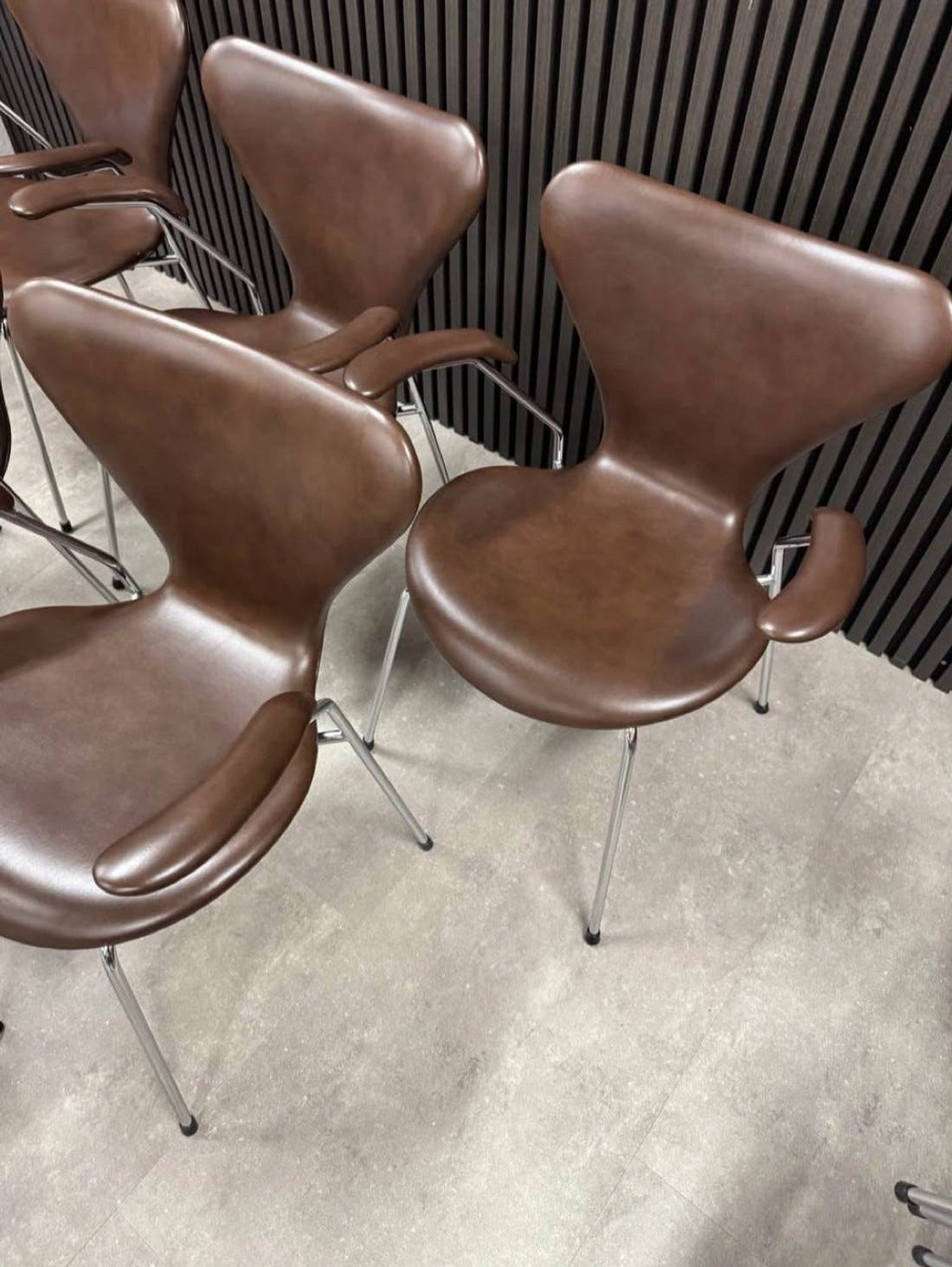 Syveren 3107 og 3207, nypolstret i espressofarget semianilinskinn – bilde 2