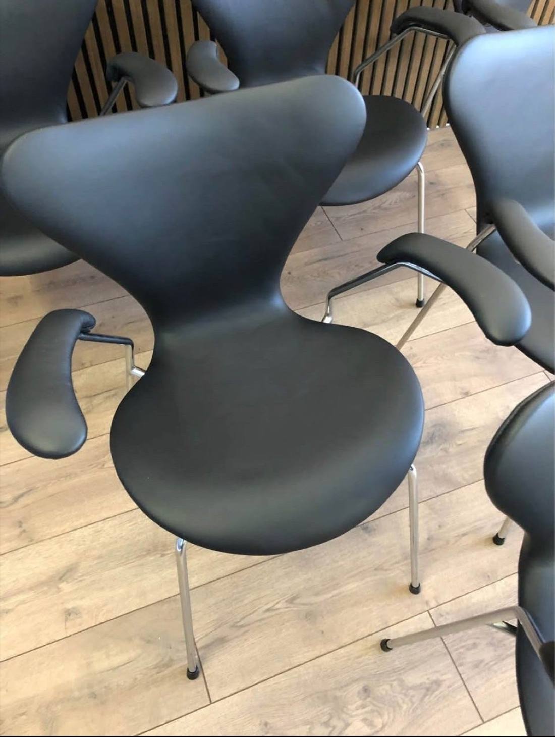 Syveren 3107 og 3207, nypolstret i sort semianilinskinn – bilde 5