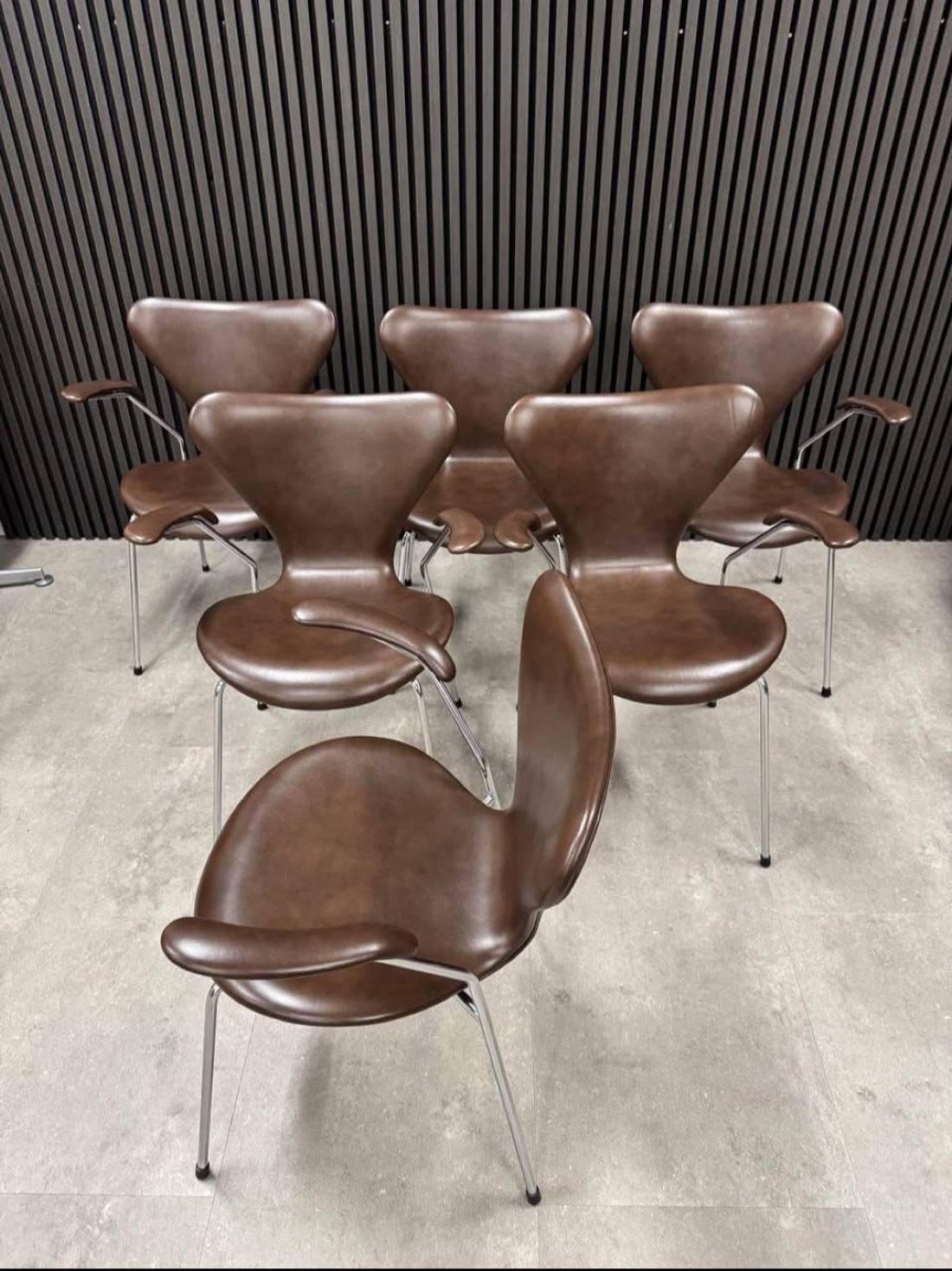 Syveren 3107 og 3207, nypolstret i espressofarget semianilinskinn – bilde 3
