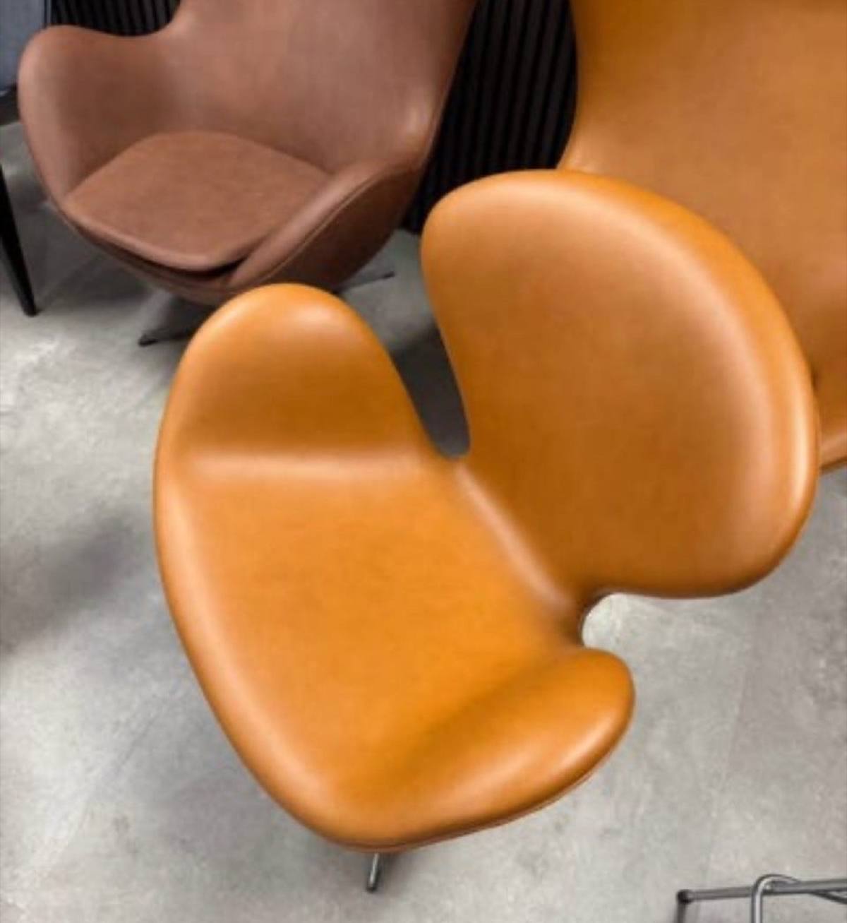 Svanen 3320, nypolstret i cognac Calvados-skinn – bilde 3