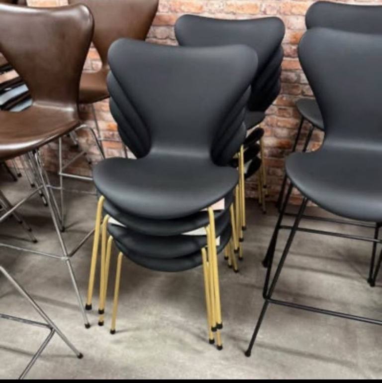 Fritz Hansen 3107 med pulverlakkert stell i messing farge – bilde 1
