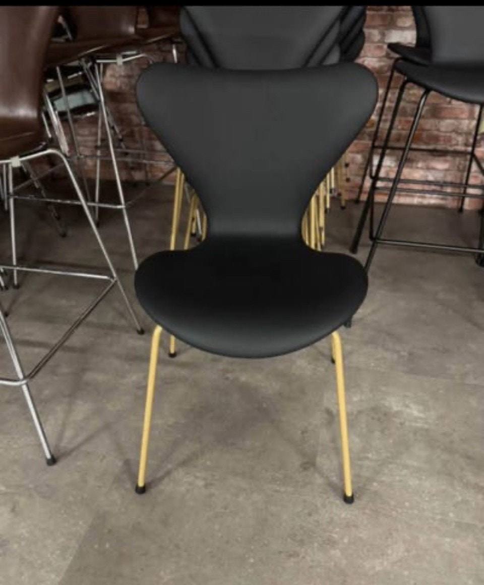 Fritz Hansen 3107 med pulverlakkert stell i messing farge – bilde 4