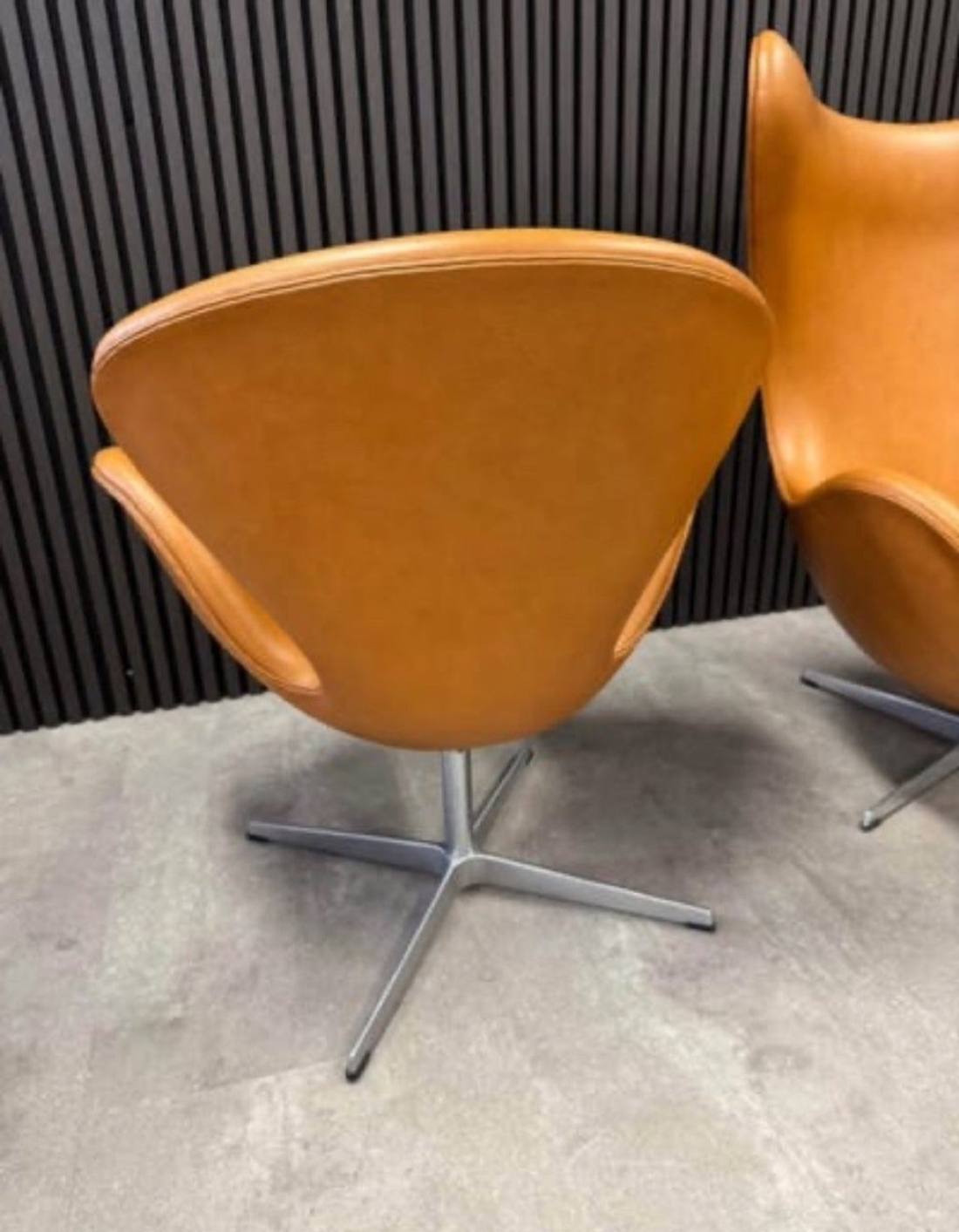 Svanen 3320, nypolstret i cognac Calvados-skinn – bilde 5