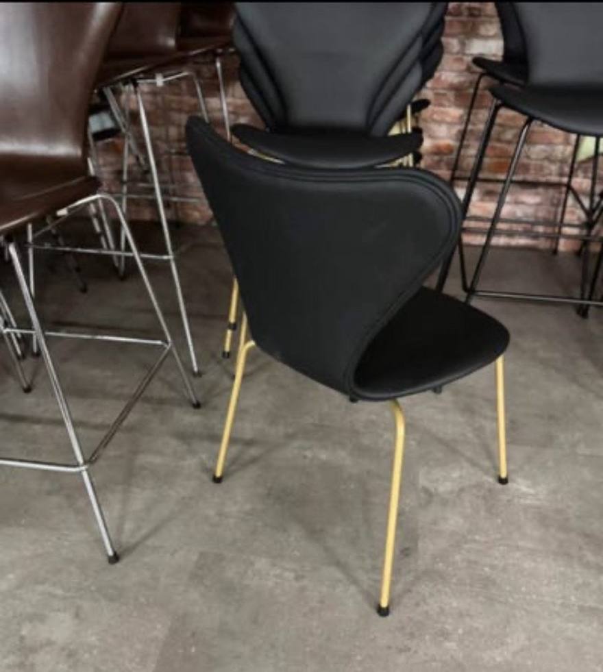 Fritz Hansen 3107 med pulverlakkert stell i messing farge – bilde 3