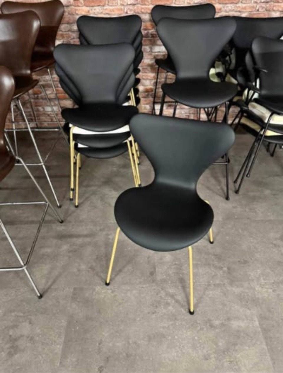 Fritz Hansen 3107 med pulverlakkert stell i messing farge – bilde 2