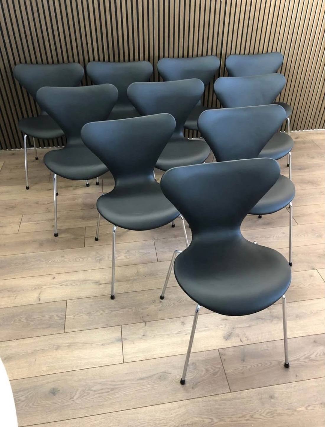 Syveren 3107 og 3207, nypolstret i sort semianilinskinn – bilde 2