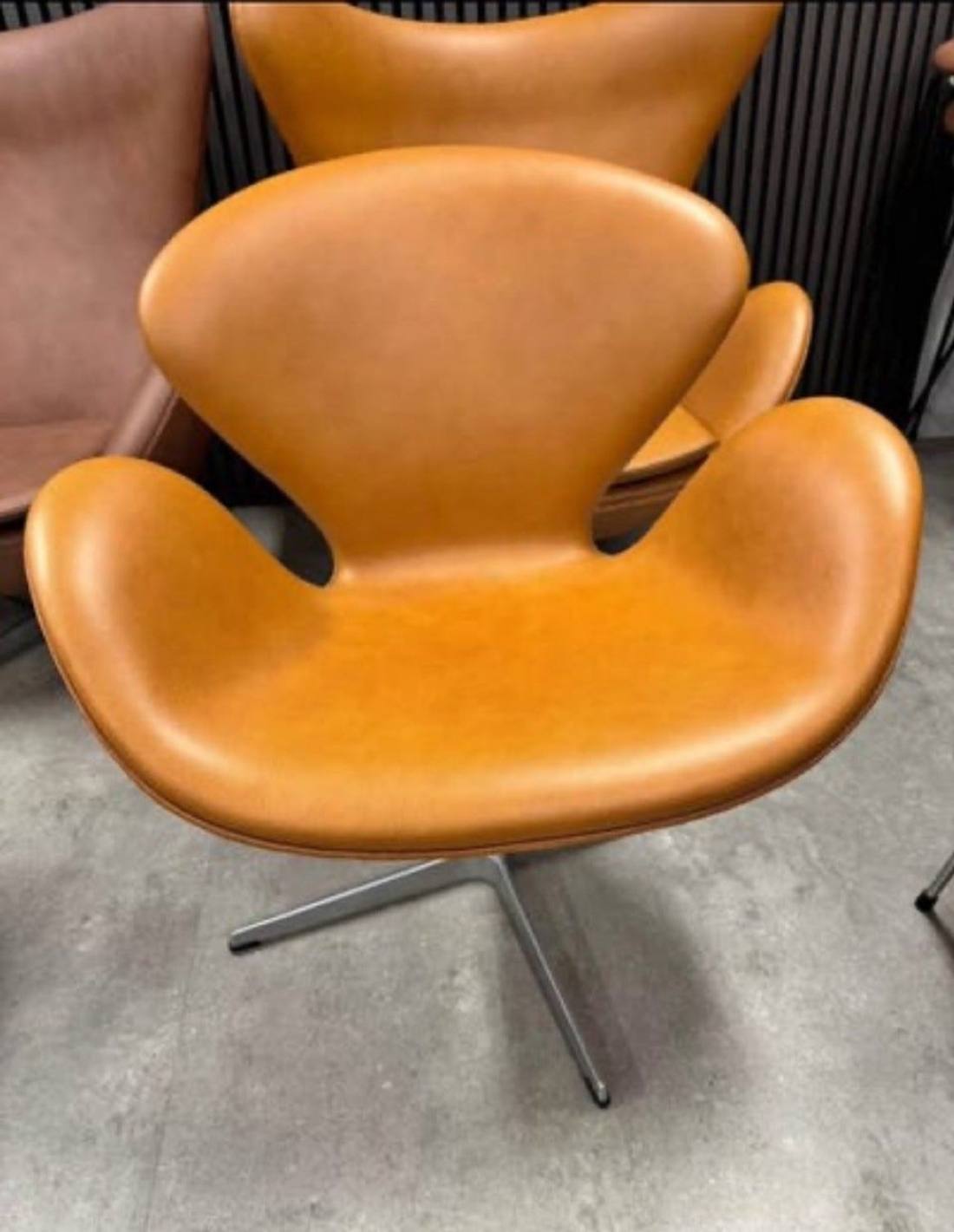 Svanen 3320, nypolstret i cognac Calvados-skinn – bilde 2