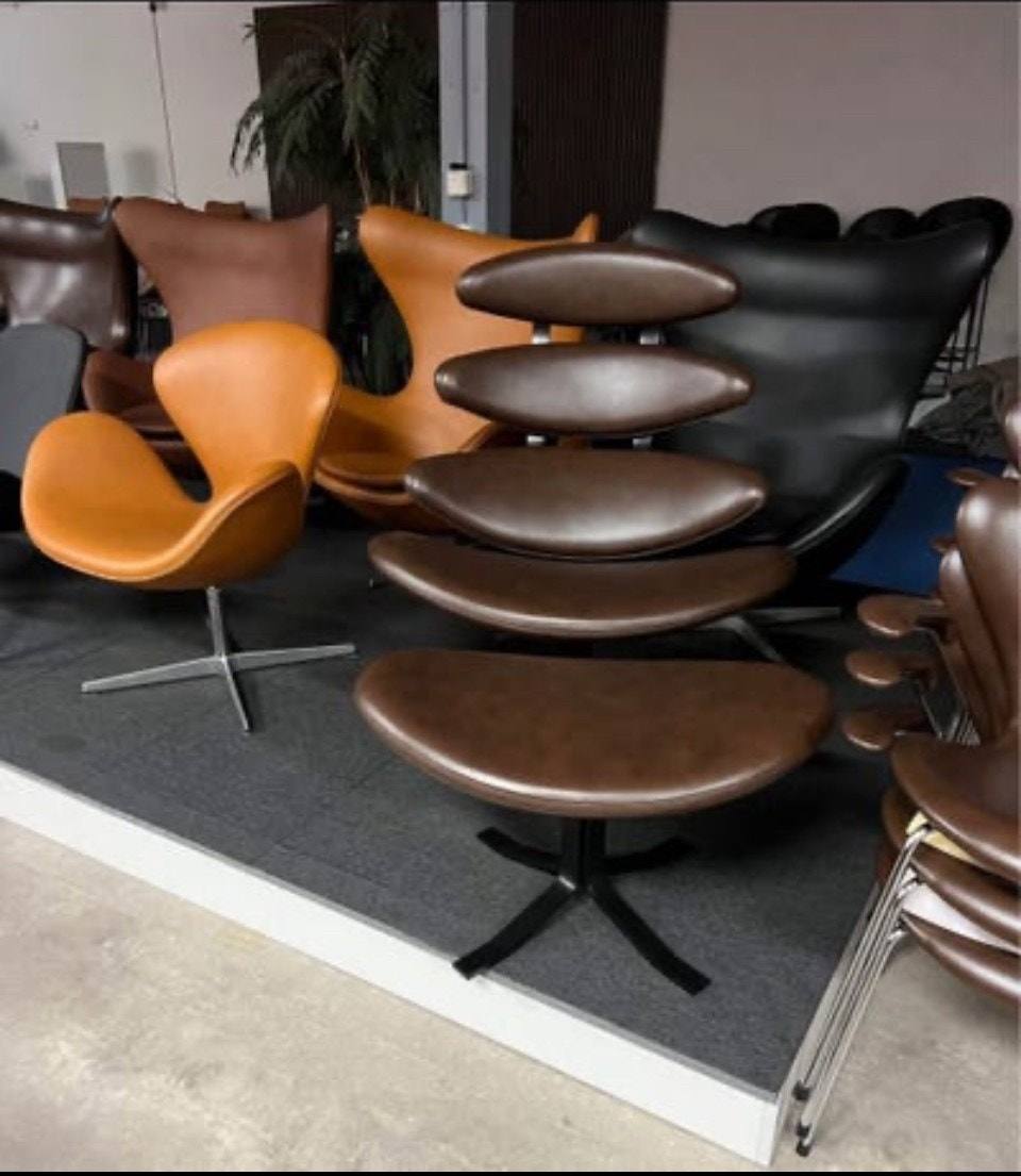 Original Corona stol med fodskammel nypolstret – bilde 3