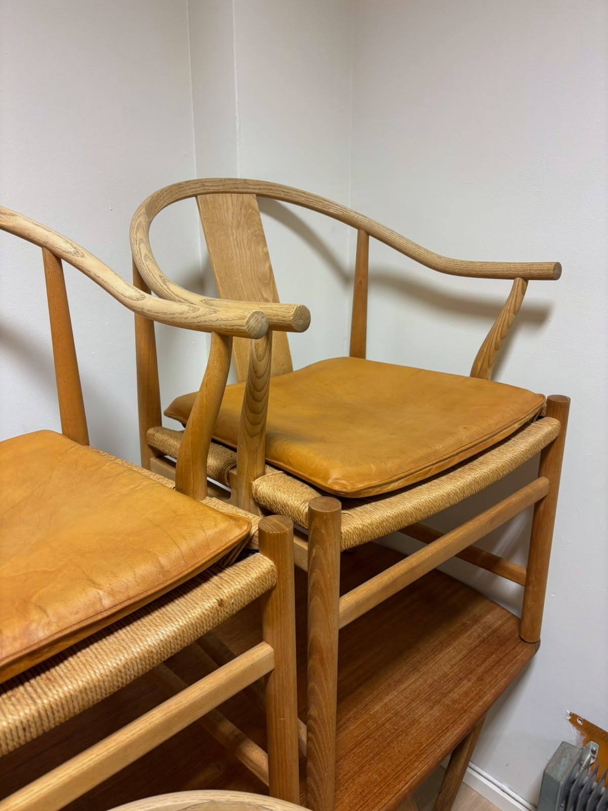 To av stolene tett på, sett ovenfra mot sete og armlener.