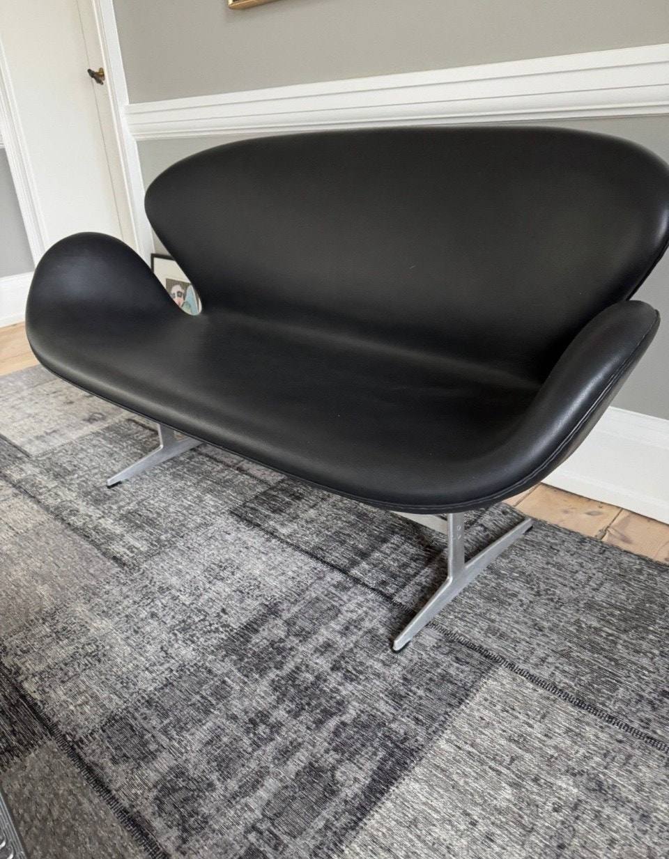 Arne Jacobsen 3321-2 seters svane sofa – bilde 2