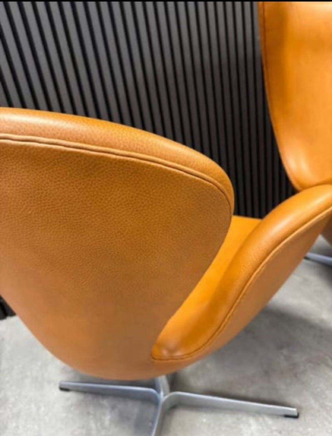 Svanen 3320, nypolstret i cognac Calvados-skinn – bilde 7