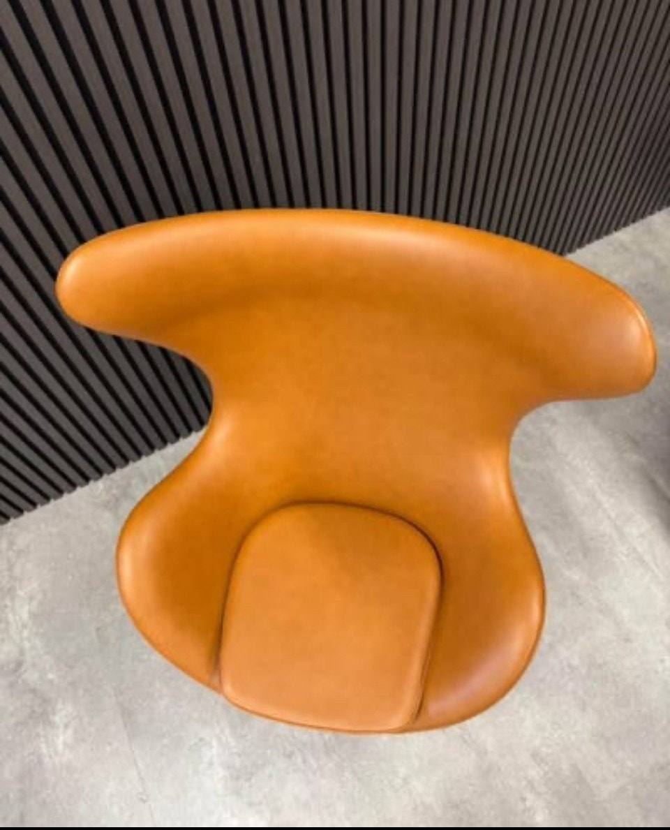 originalt Æg model 3316 af Arne Jacobsen Nypolstret i Cognac – bilde 5