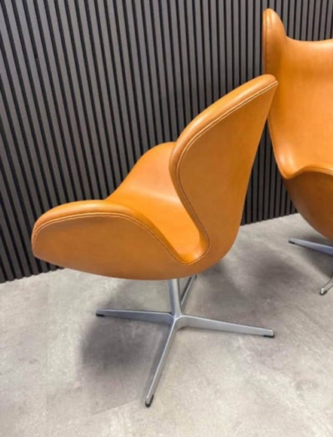 Svanen 3320, nypolstret i cognac Calvados-skinn – bilde 4