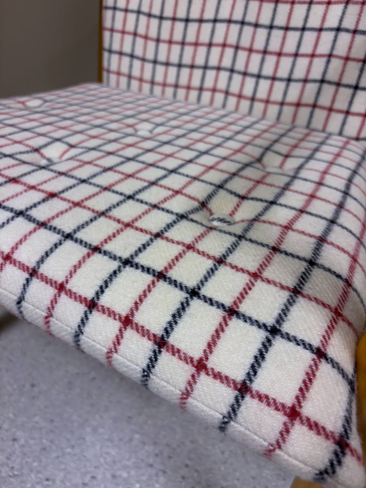 Nærbilde av det rutete ullstoffet.