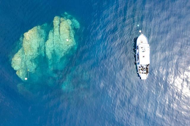 Bateau Club sous l'eau vu du ciel