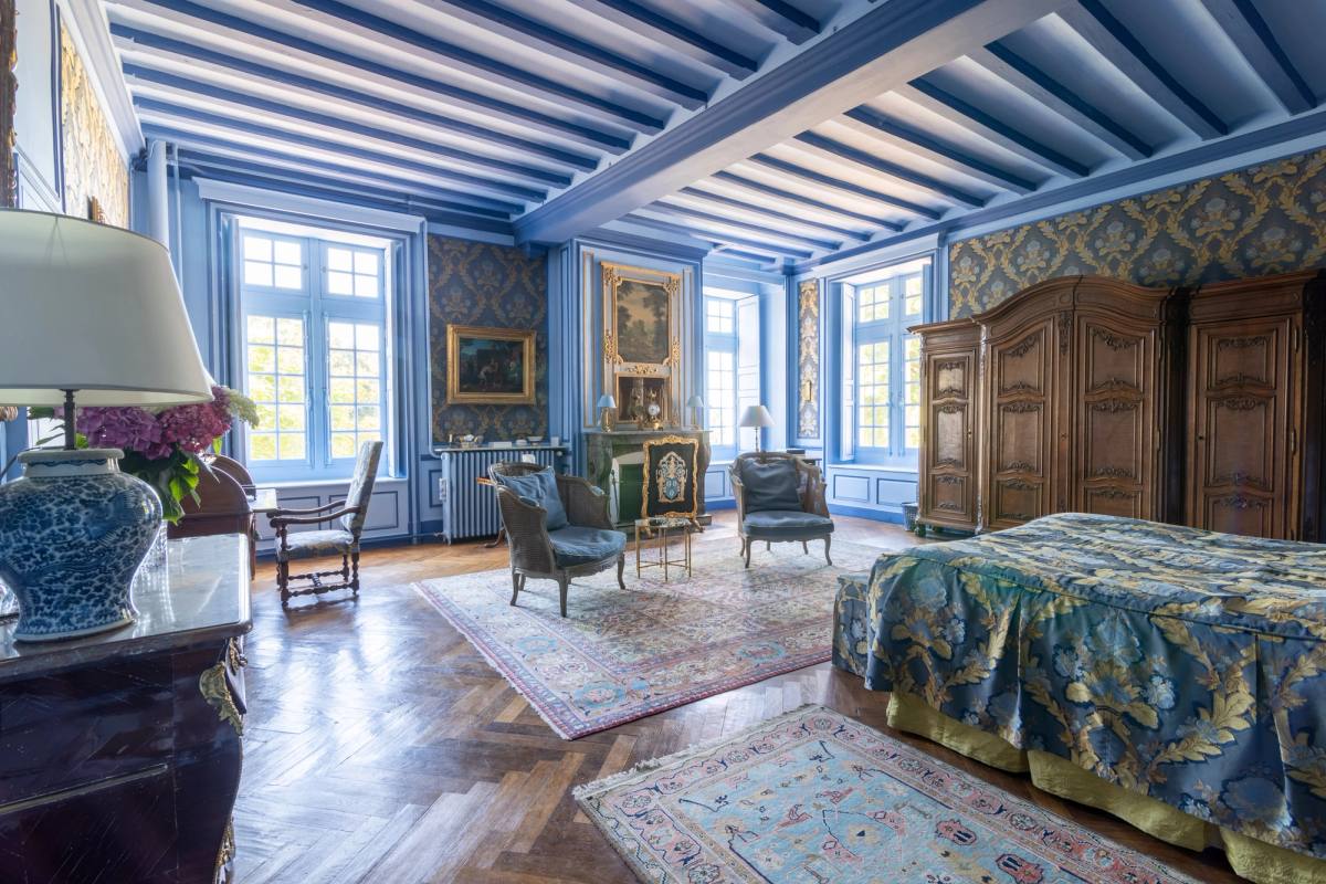 Chambre Marin de Vanssay: bed, large carved wardrobe and three tall windows