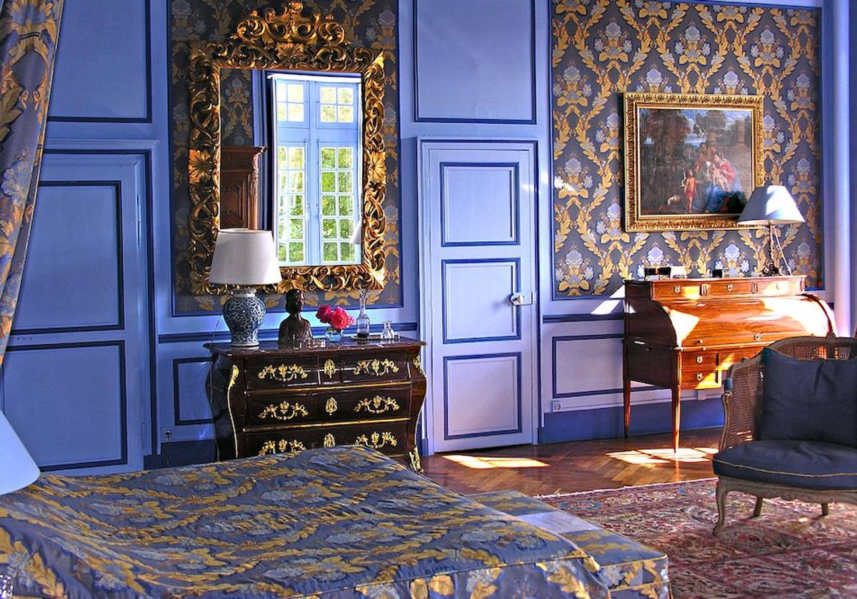 Chambre Marin de Vanssay: blue panelling, damask walls, gilded mirror, Boulle commode and writing desk