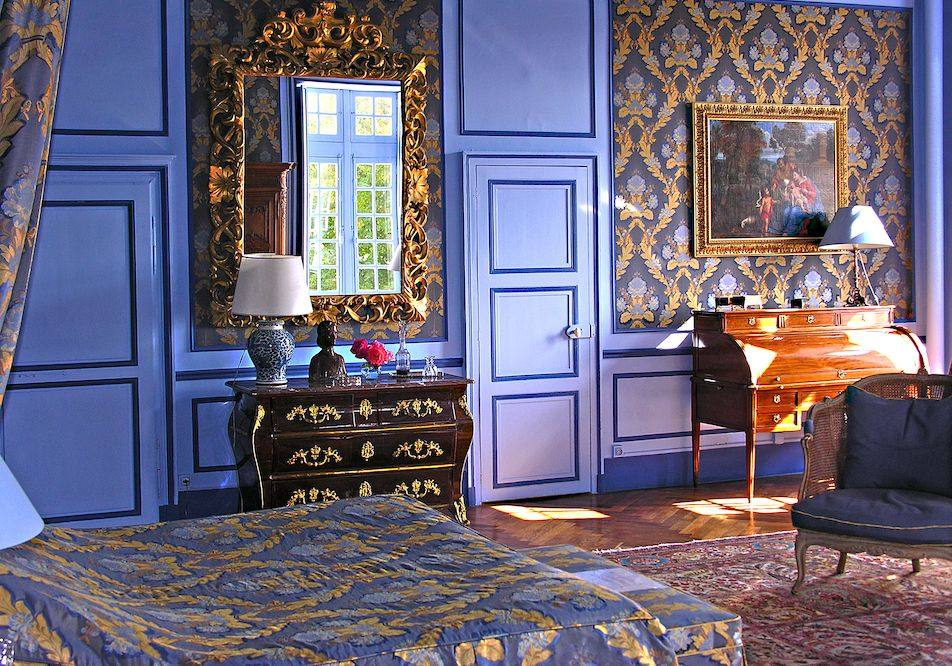 Chambre Marin de Vanssay: blue panelling, damask walls, gilded mirror, Boulle commode and writing desk