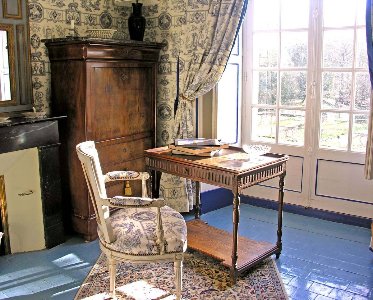 Suite Verte & Bleue: writing table, medallion armchair and cabinet in a toile de Jouy room