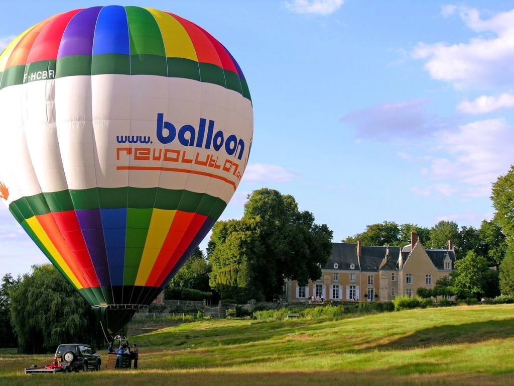 Aufgeblasener Heißluftballon auf dem Rasen vor dem Château de la Barre