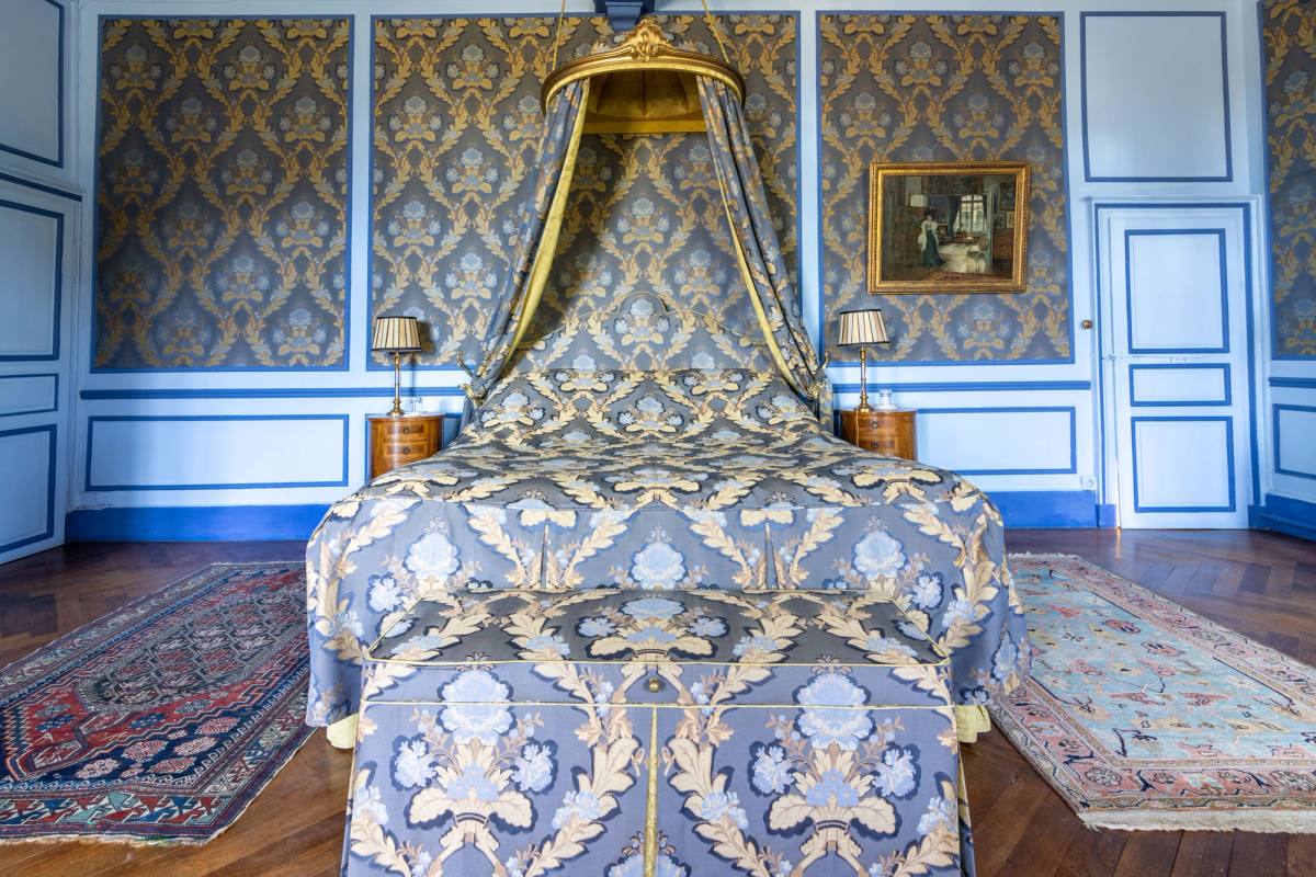 Bed with a gilded crown canopy and blue and gold damask, Chambre Marin de Vanssay