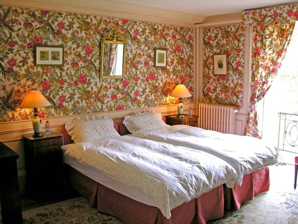 Oiseaux room: twin beds, bird-and-flower wallpaper, gilt mirror and matching curtains