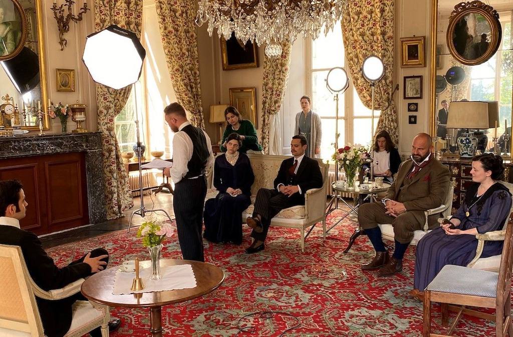 Darsteller in historischen Kostümen im Grand Salon beim Fotoshooting für ein Krimispiel