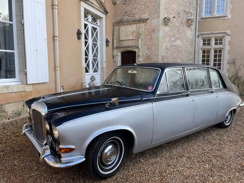 Dunkelblau-silberne Oldtimer-Limousine vor dem Eingang des Schlosses