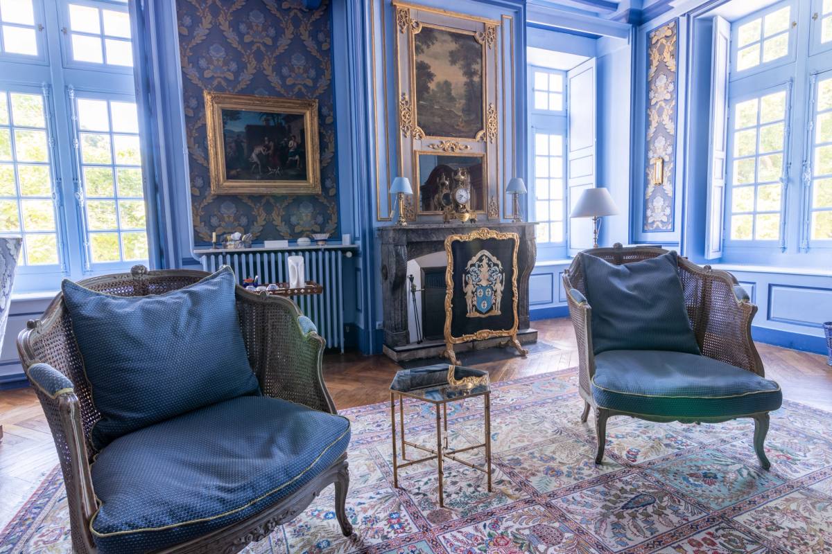 Two blue velvet bergères facing the windows and fireplace, Chambre Marin de Vanssay
