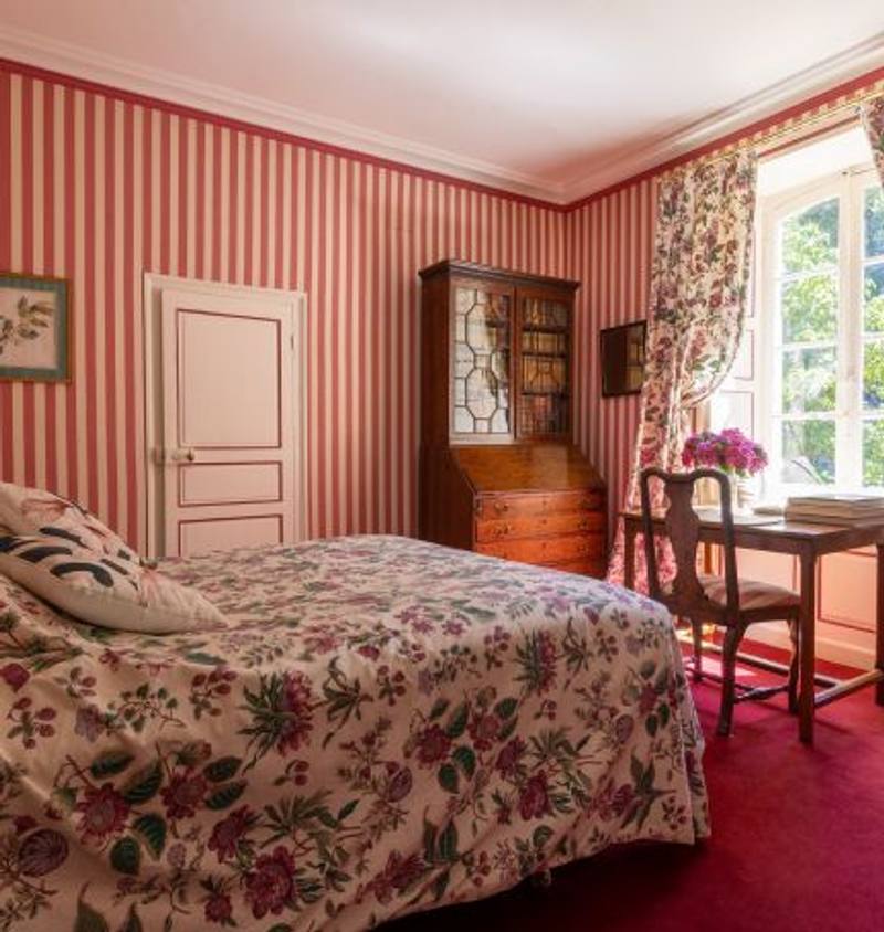 Chambre aux Fleurs: floral bed, secretary bookcase and a writing table by the garden window
